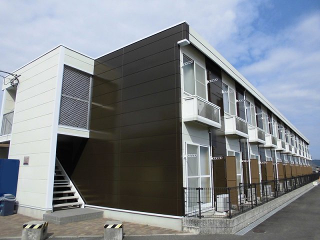 【レオパレス由良の建物外観】