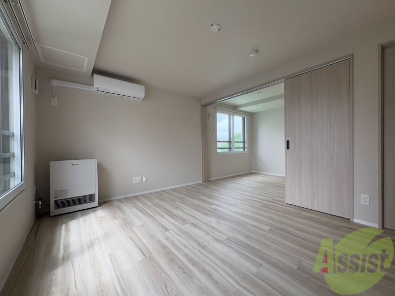 居室・リビング　木目のフローリングは落ち着きのある印象のお部屋になりますね。