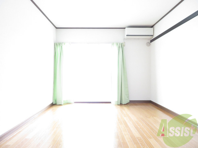 居室・リビング　白い壁紙が解放的なリビングで落ち着きます