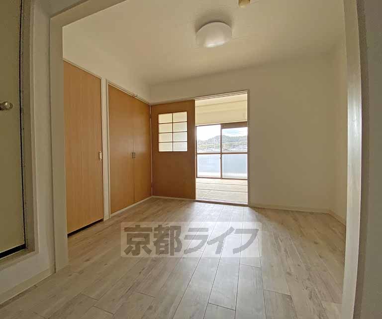 居室・リビング　最上階の１ＤＫのお部屋です。大型バイクまで駐輪可能な物...