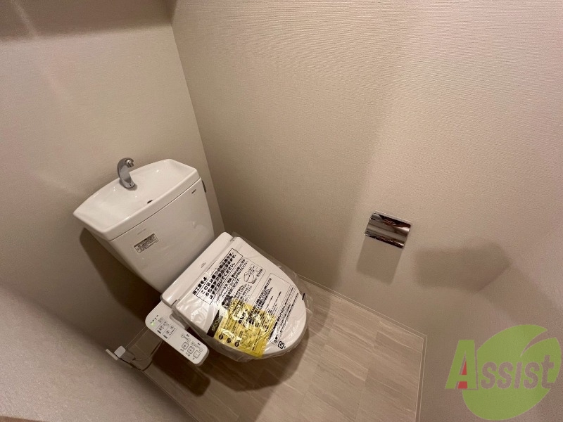 トイレ　温水洗浄便座でウォシュレット付きなので快適です。