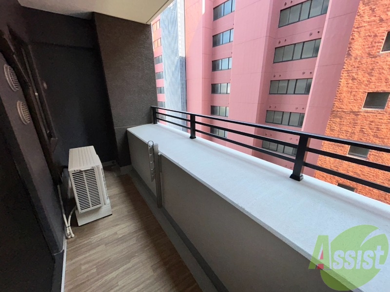 バルコニー　バルコニーは洗濯物を干すには充分な広さです。