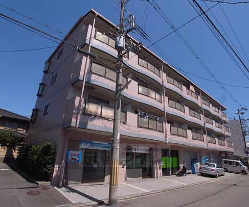 建物外観　ドーンと大きな建物です