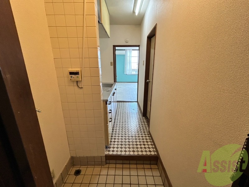 玄関　白を基調とした内装なので明るく感じることが出来ます。