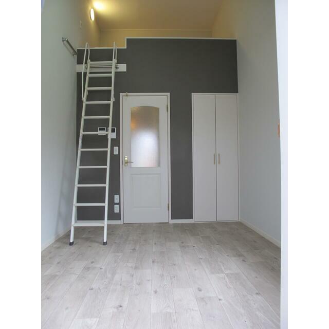 居室・リビング　約４ｍの高い天井と約３帖のロフト。ペットと暮らせるお部屋です