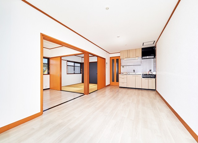 居室・リビング　9.5帖DK。隣の洋室の扉は大きく開くタイプです。