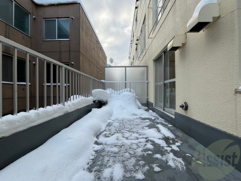 バルコニー　バルコニーは幅があり、広い印象を受けました。