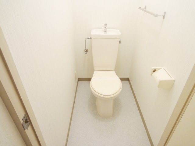 トイレ　同物件別号室の写真です。