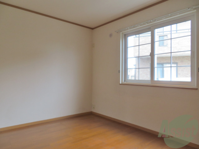 その他部屋・スペース　６．０帖の洋室です。大きな窓が印象的なお部屋です。