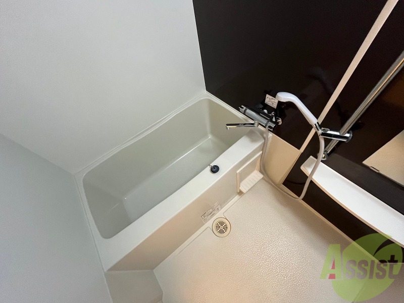 バス・シャワールーム　広々したバスです。疲れを癒すのに欠かせませんね！