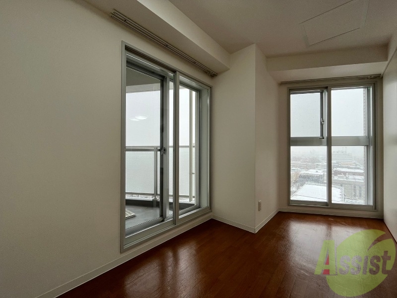 その他部屋・スペース　寝室はこちらです。光が差し込む、温かみのあるお部屋です。