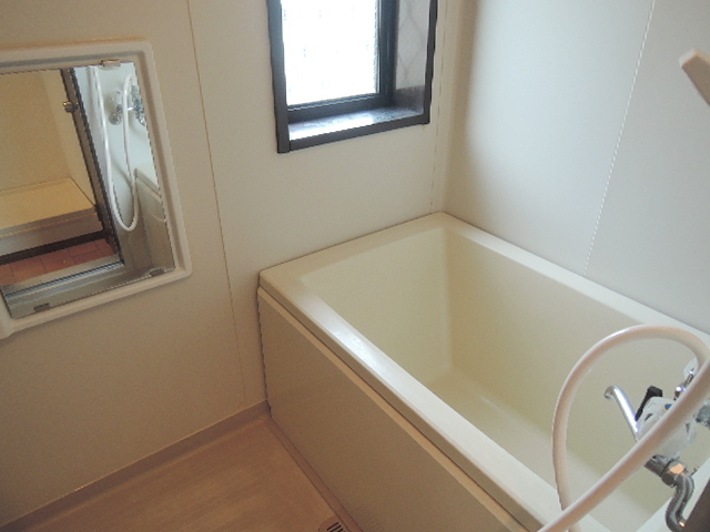 バス・シャワールーム　窓のある明るいバスルーム