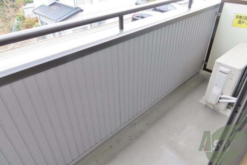 バルコニー　バルコニーは南東向きでお洗濯もはかどりそうですね
