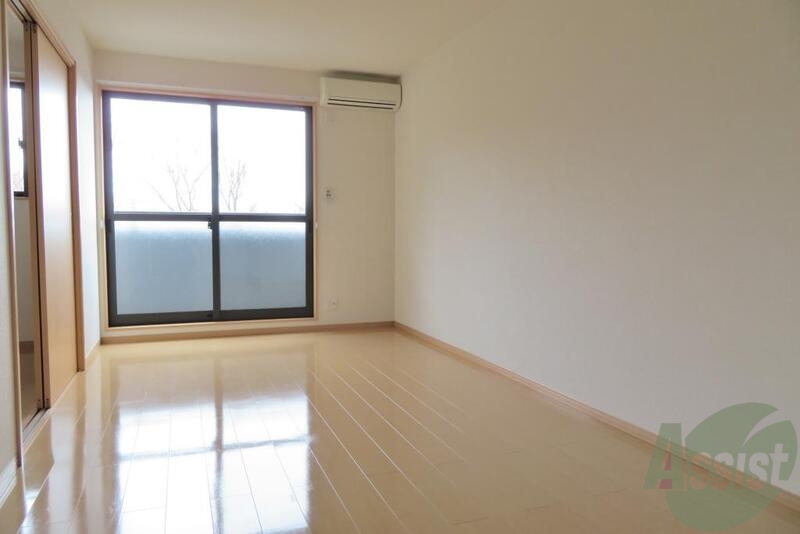 居室・リビング　１０．１帖の広々リビングは南東向きで陽当たりも良好です