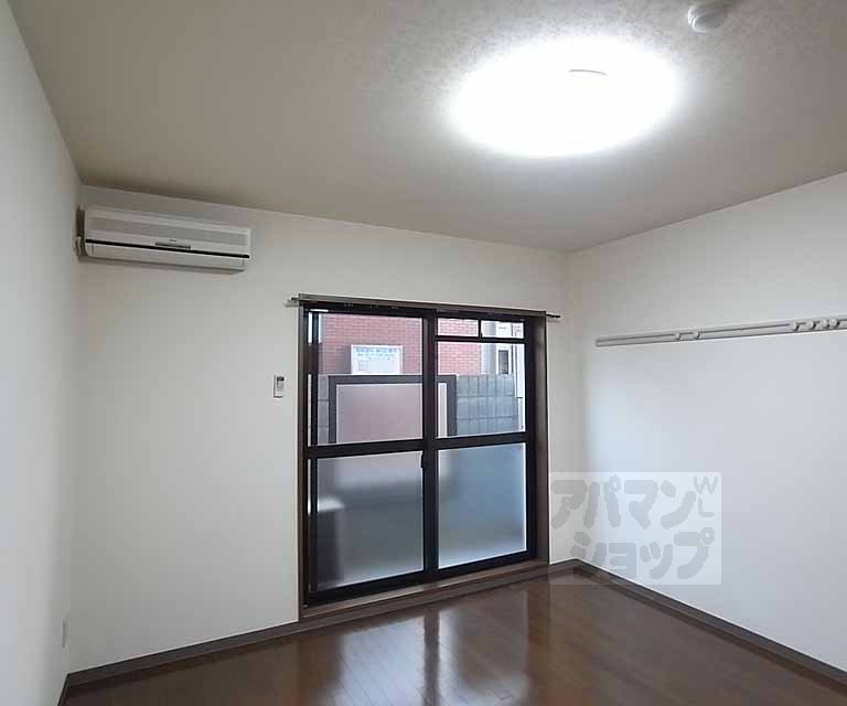 居室・リビング　洋室７．４帖。程良い広さ。