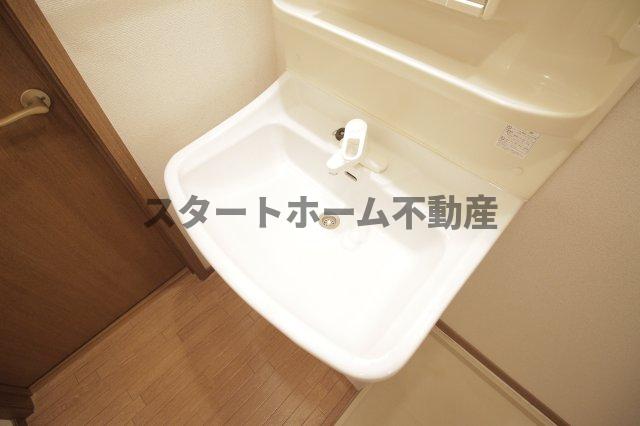 洗面設備　明るい洗面所です