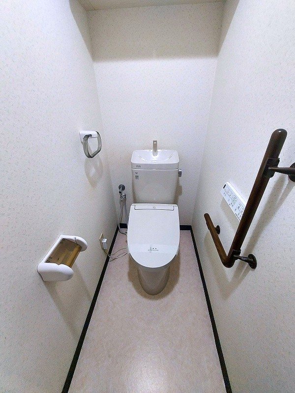 トイレ　Ｌ型手摺付！ウォシュレット付、入居者管理です