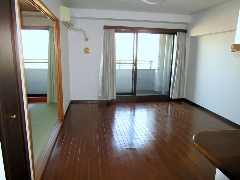 居室・リビング　バルコニー面ＬＤ約１２帖＆和室６帖と続き間でひろび～ろ利用で