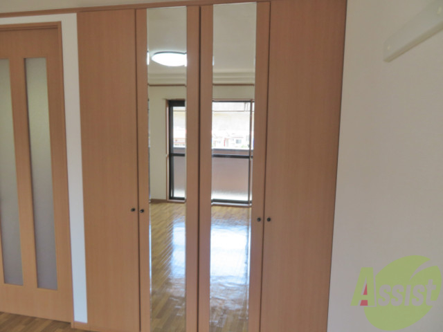 収納　クローゼットには、姿見があるのは嬉しいですね。