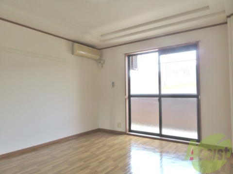 居室・リビング　こちらの洋室は、窓が大きく光が差し込みます。