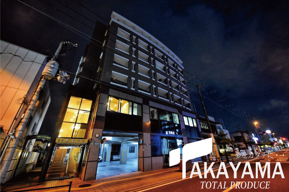 建物外観　国道沿い＆駅近で夜でも安心です★