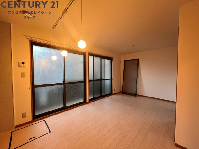 居室・リビング　床色が落ち着いた色合いで綺麗です♪