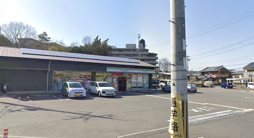 コンビニ　ファミリーマート 伏見日野西風呂店（コンビニ）まで682m