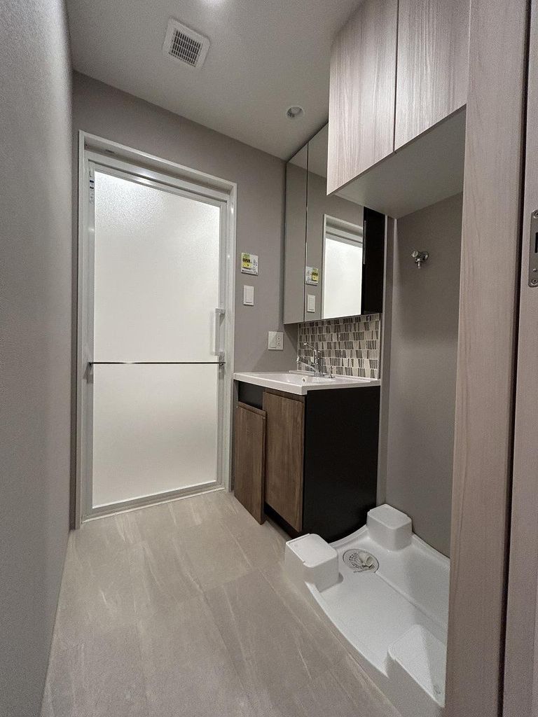 洗面設備　三面鏡裏面収納付き洗面化粧台