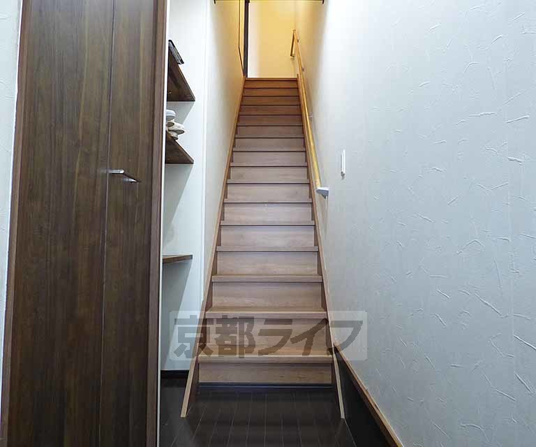 その他部屋・スペース　手すり付きの階段です
