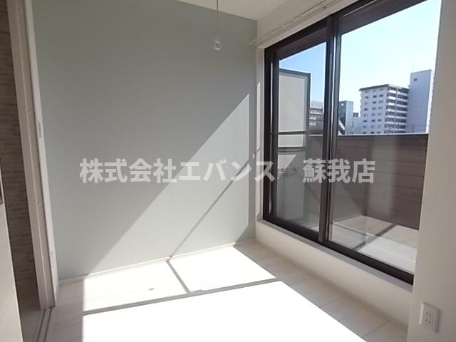 その他部屋・スペース　落ち着いた色調の寝室です