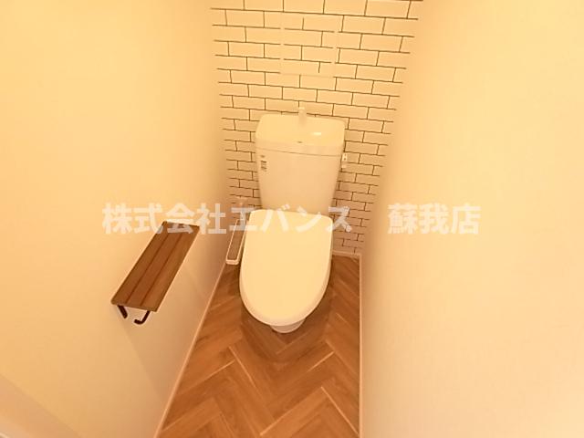 トイレ　落ち着いた色調のトイレです
