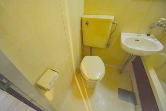 トイレ　白くてピカピカのトイレですね。お掃除もしやすいです。