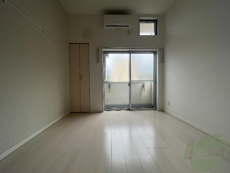 居室・リビング　洋室はこちらになります。窓が多くて良いですね。