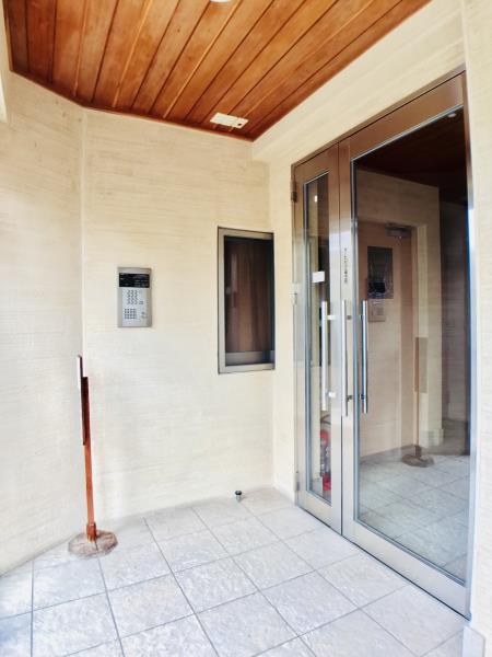 エントランス　落ち着いたエントランスです