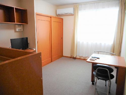 居室・リビング　カーテンやテーブル、テレビも備え付けです