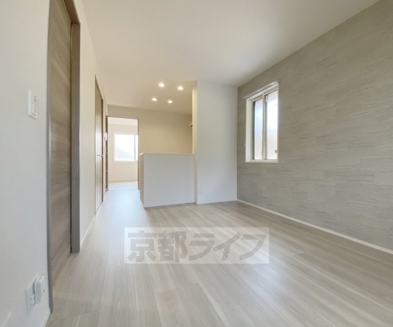 居室・リビング　角部屋で窓が多く風通しの良いお部屋です。