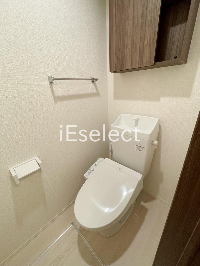 トイレ　温水洗浄便座付きのトイレです?