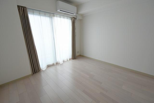 居室・リビング　床色の明るいリビングです♪