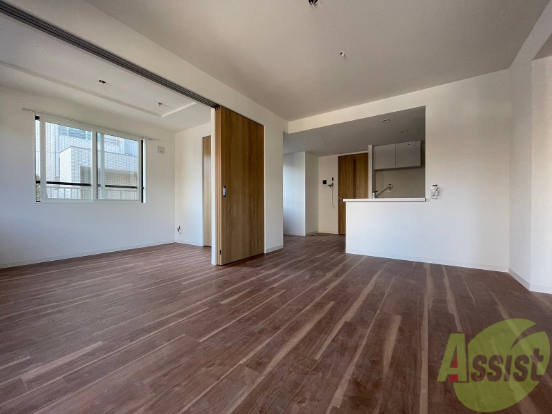 居室・リビング　白さが清潔感を出してくれます。お部屋も明るいですね。