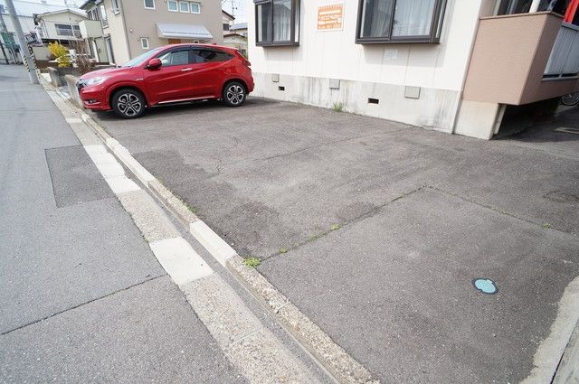 駐車場　敷地内と敷地外に駐車場