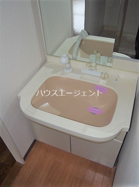 洗面設備　広々脱衣場に大きな独立洗面台完備※参考画像