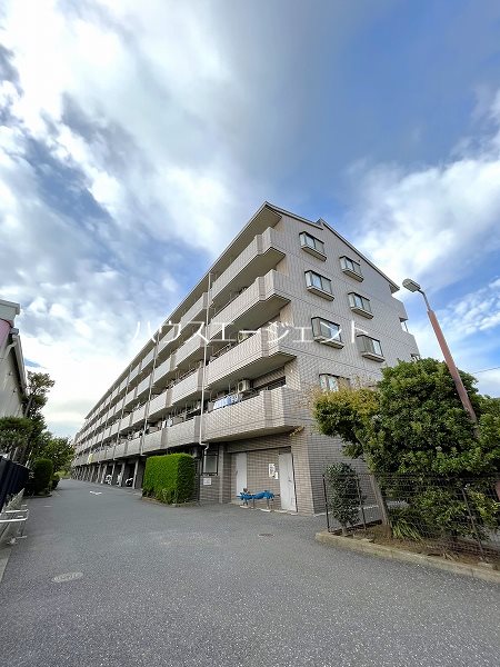 建物外観　周りに自然があるタイル張りのマンションです。