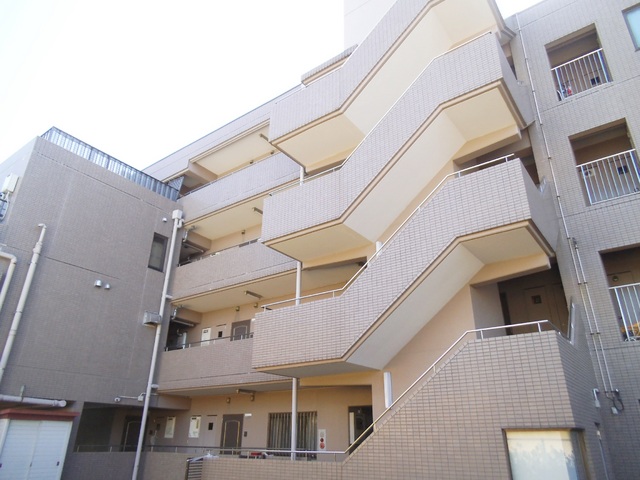 建物外観　駐車場側から見るとこんな感じです！
