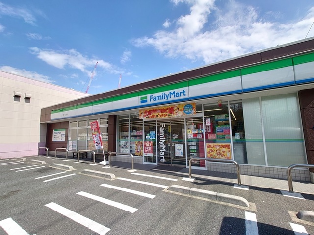 コンビニ　ファミリーマート浮間一丁目店（コンビニ）まで319m