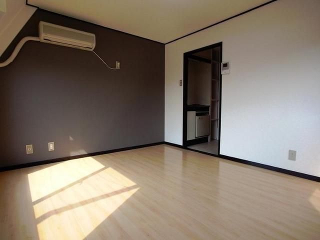 居室・リビング　フローリング調の洋室