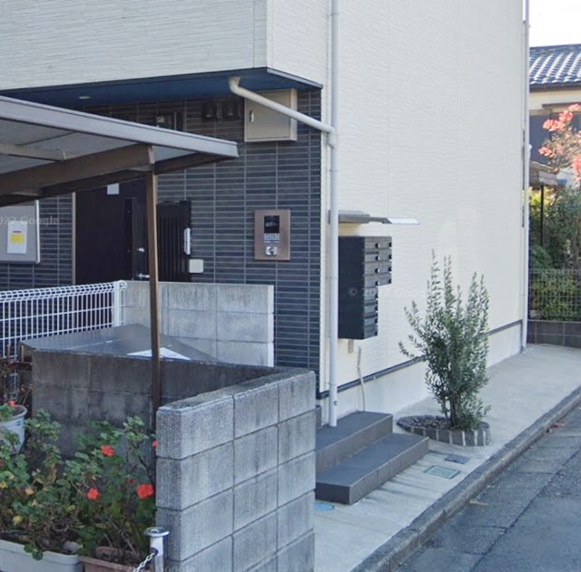 エントランス　重厚感のある建物デザイン♪