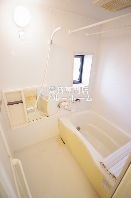 バス・シャワールーム　窓付きの明るいお風呂！