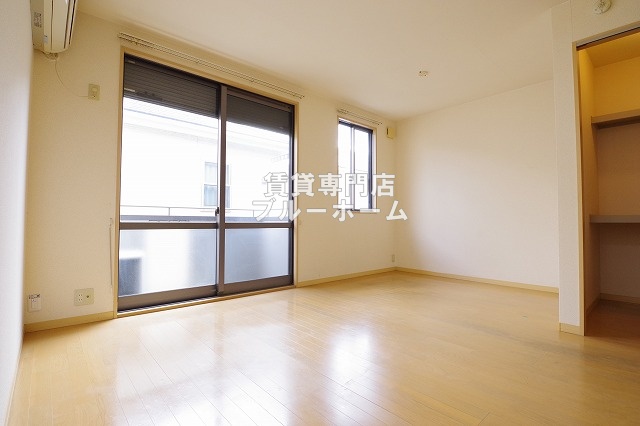 居室・リビング　広々とした洋室！