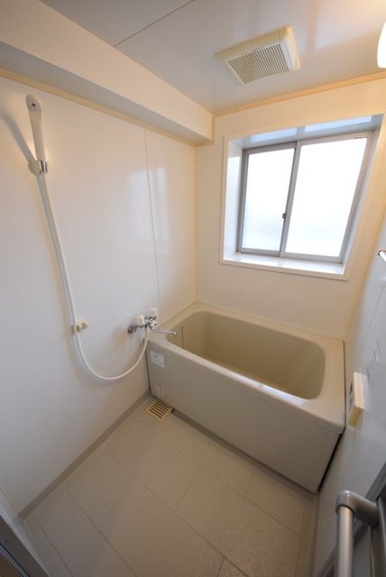 バス・シャワールーム　お部屋ごとにカラーが異なります。内見時にご確認下さい。