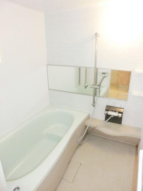 バス・シャワールーム　足を伸ばせるバスルームです。